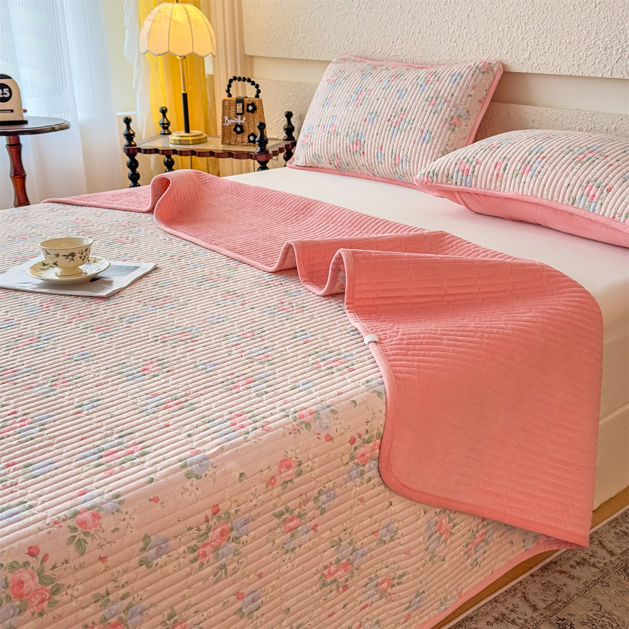 91家纺网 家纺一手货源 找家纺 恒爱家纺 2025新款全棉宝宝绒双拼床盖三件套 萱草花