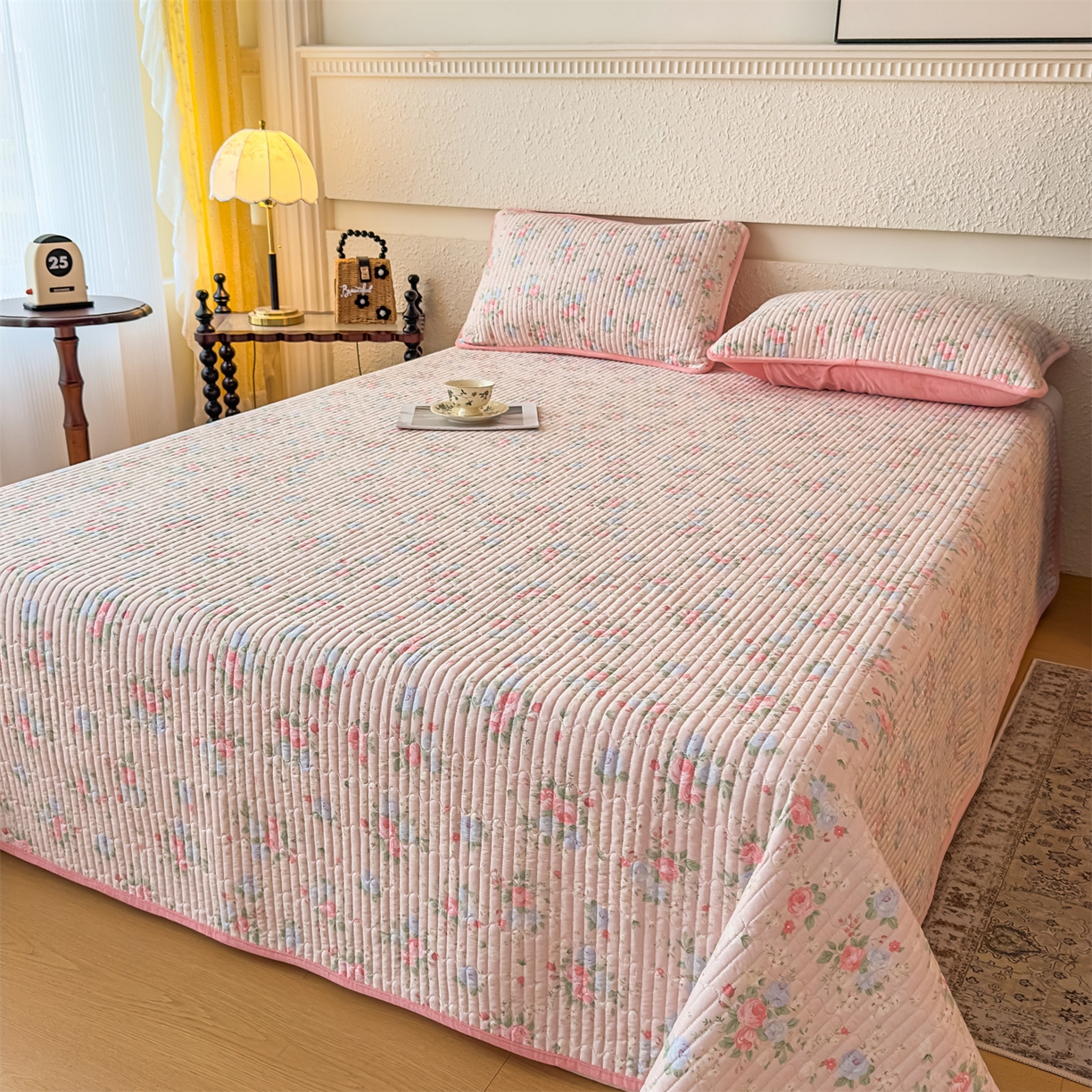 91家纺网 家纺一手货源 找家纺 恒爱家纺 2025新款全棉宝宝绒双拼床盖三件套 萱草花