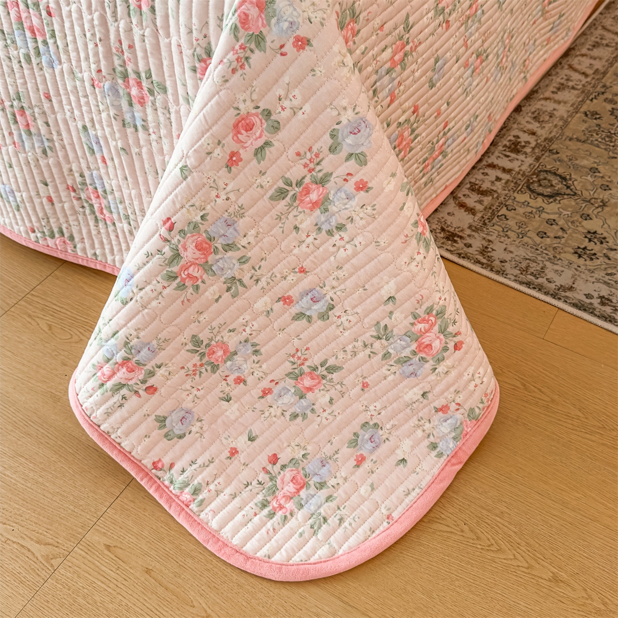 91家纺网 家纺一手货源 找家纺 恒爱家纺 2025新款全棉宝宝绒双拼床盖三件套 萱草花