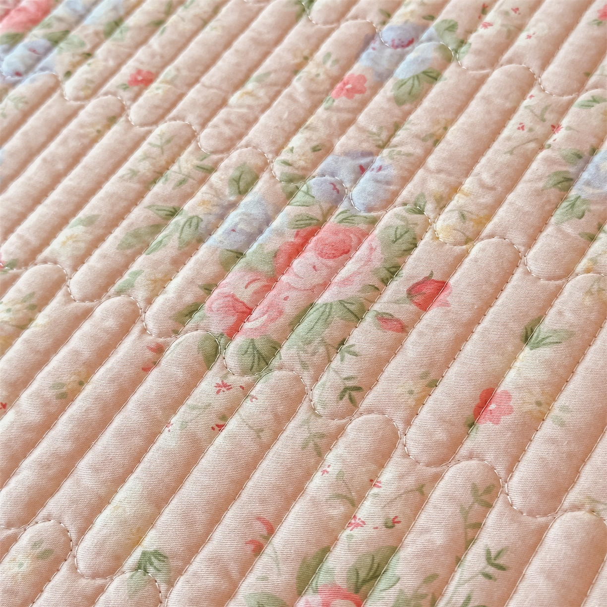 91家纺网 家纺一手货源 找家纺 恒爱家纺 2025新款全棉宝宝绒双拼床盖三件套 萱草花