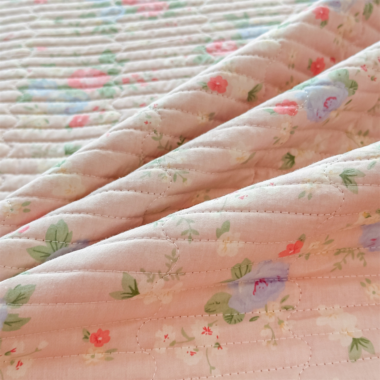 91家纺网 家纺一手货源 找家纺 恒爱家纺 2025新款全棉宝宝绒双拼床盖三件套 萱草花