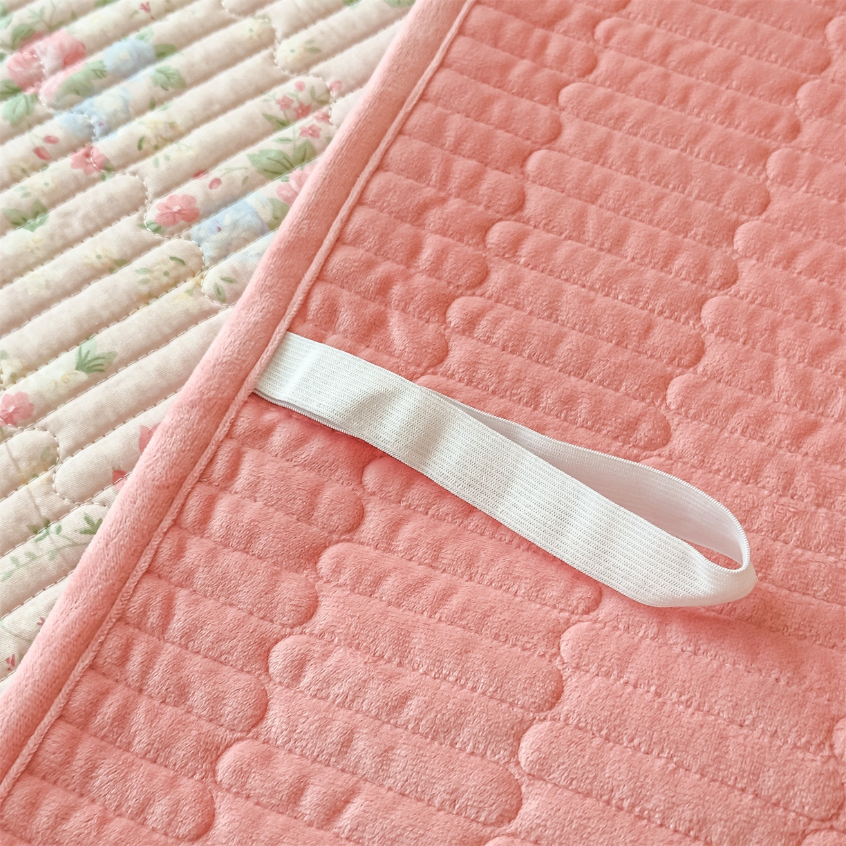 91家纺网 家纺一手货源 找家纺 恒爱家纺 2025新款全棉宝宝绒双拼床盖三件套 萱草花