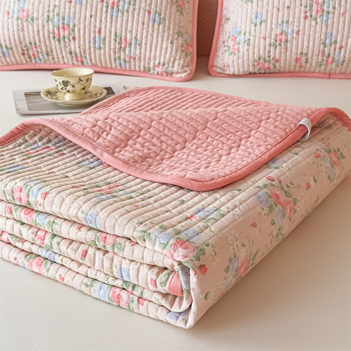 91家纺网 家纺一手货源 找家纺 恒爱家纺 2025新款全棉宝宝绒双拼床盖三件套 萱草花