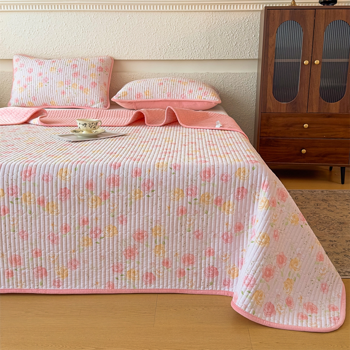 91家纺网 家纺一手货源 找家纺 恒爱家纺 2025新款全棉宝宝绒双拼床盖三件套 艳丽动人