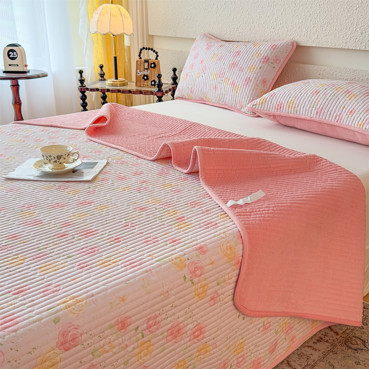 91家纺网 家纺一手货源 找家纺 恒爱家纺 2025新款全棉宝宝绒双拼床盖三件套 艳丽动人