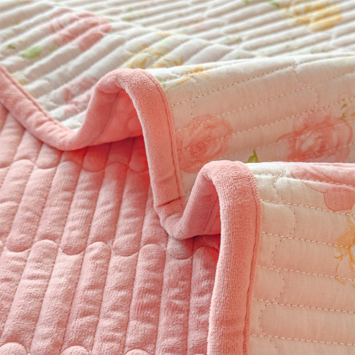 91家纺网 家纺一手货源 找家纺 恒爱家纺 2025新款全棉宝宝绒双拼床盖三件套 艳丽动人