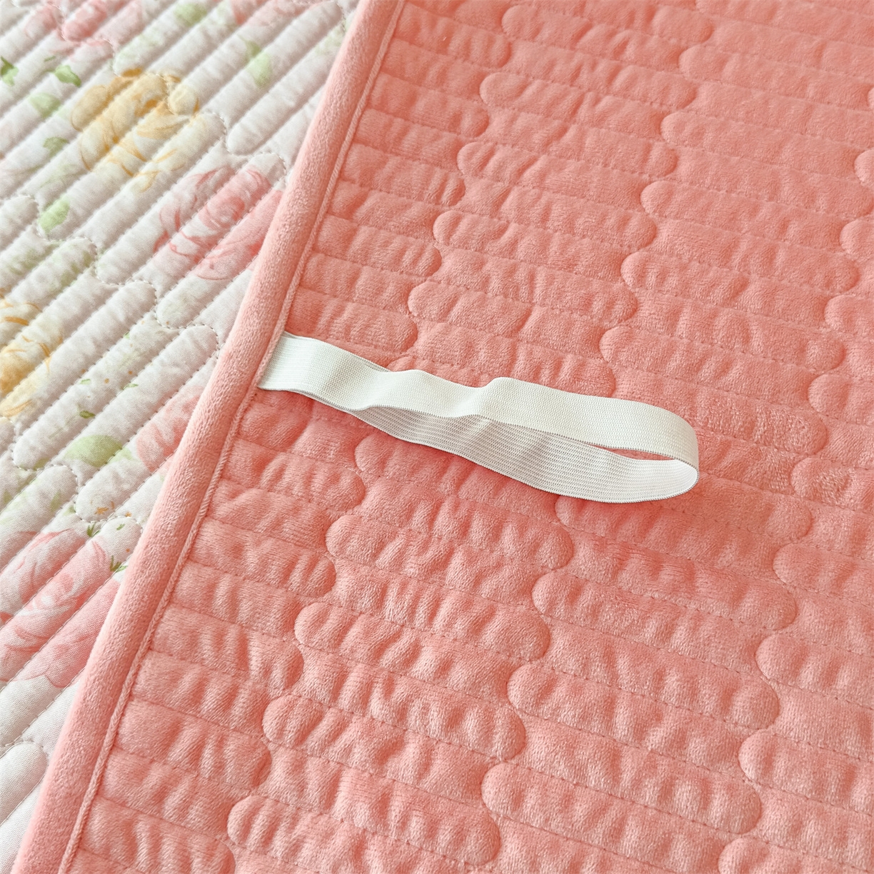 91家纺网 家纺一手货源 找家纺 恒爱家纺 2025新款全棉宝宝绒双拼床盖三件套 艳丽动人