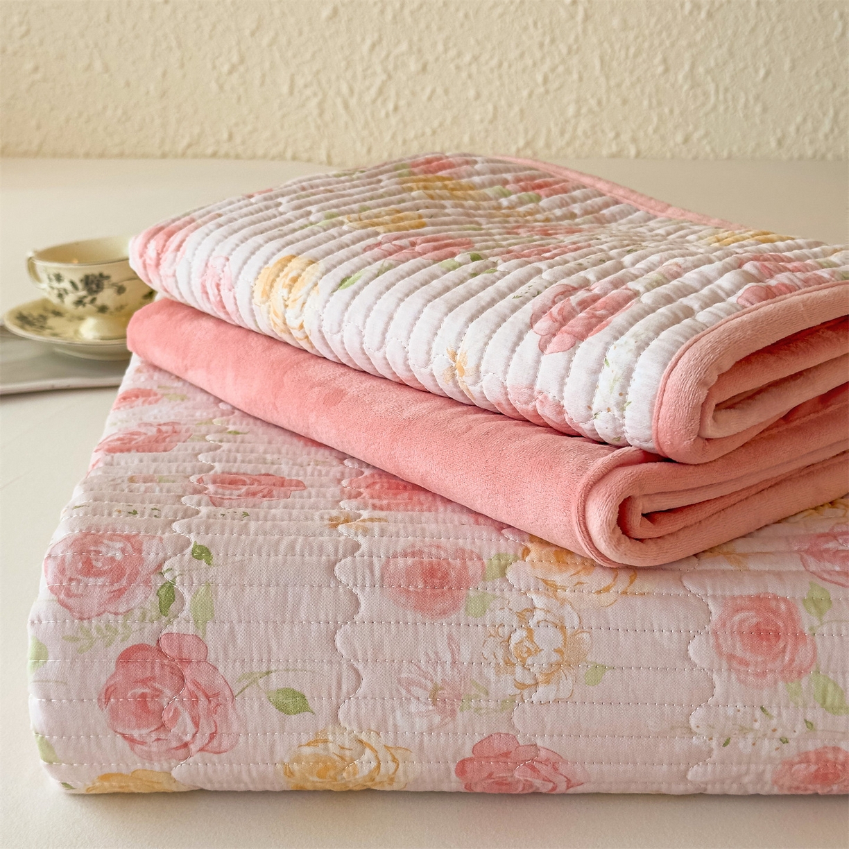 91家纺网 家纺一手货源 找家纺 恒爱家纺 2025新款全棉宝宝绒双拼床盖三件套 艳丽动人