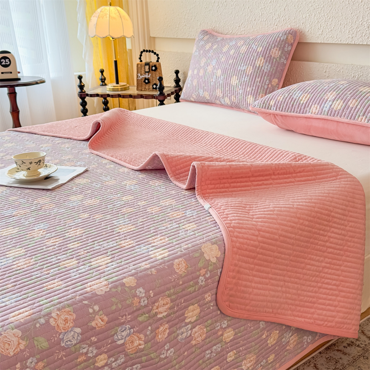 91家纺网 家纺一手货源 找家纺 恒爱家纺 2025新款全棉宝宝绒双拼床盖三件套 紫菀花