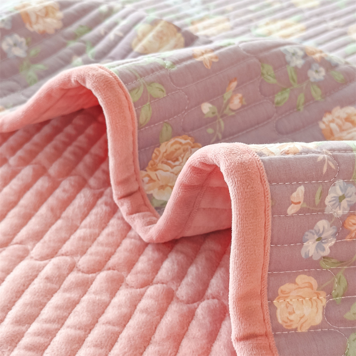 91家纺网 家纺一手货源 找家纺 恒爱家纺 2025新款全棉宝宝绒双拼床盖三件套 紫菀花