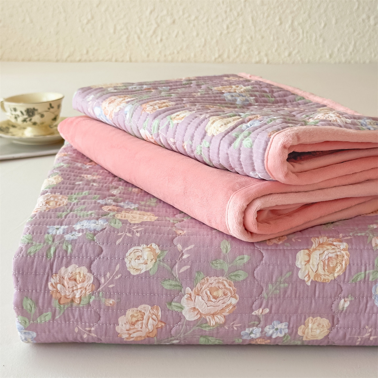 91家纺网 家纺一手货源 找家纺 恒爱家纺 2025新款全棉宝宝绒双拼床盖三件套 紫菀花