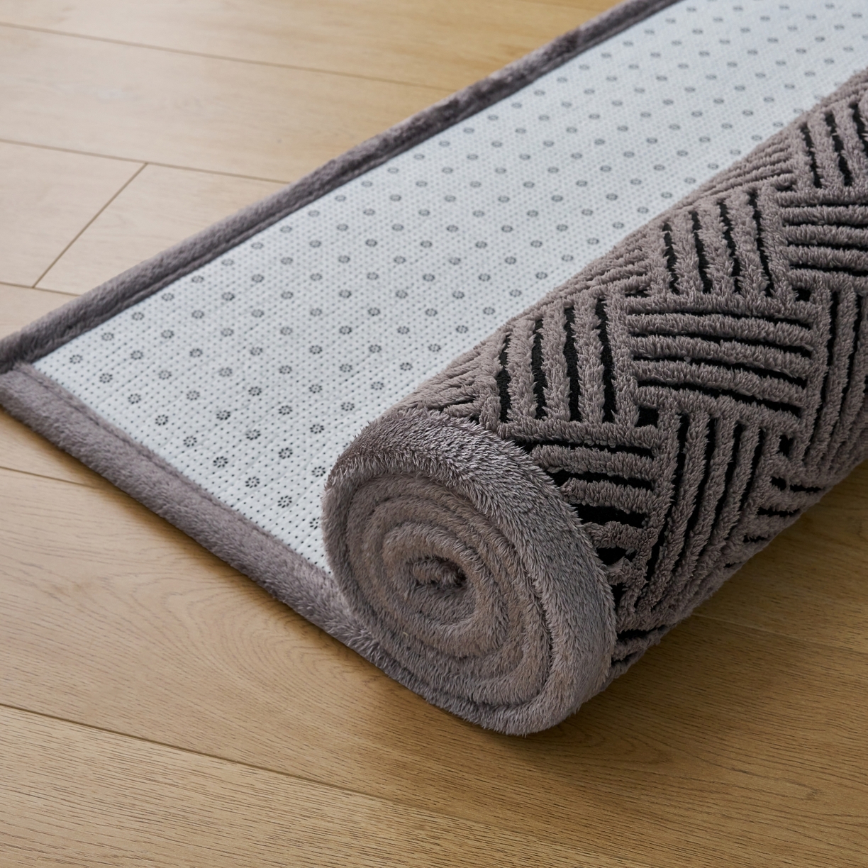 91家纺网 家纺一手货源 找家纺 航途席业 2025新款亲肤舒适地垫 利奥-灰黑