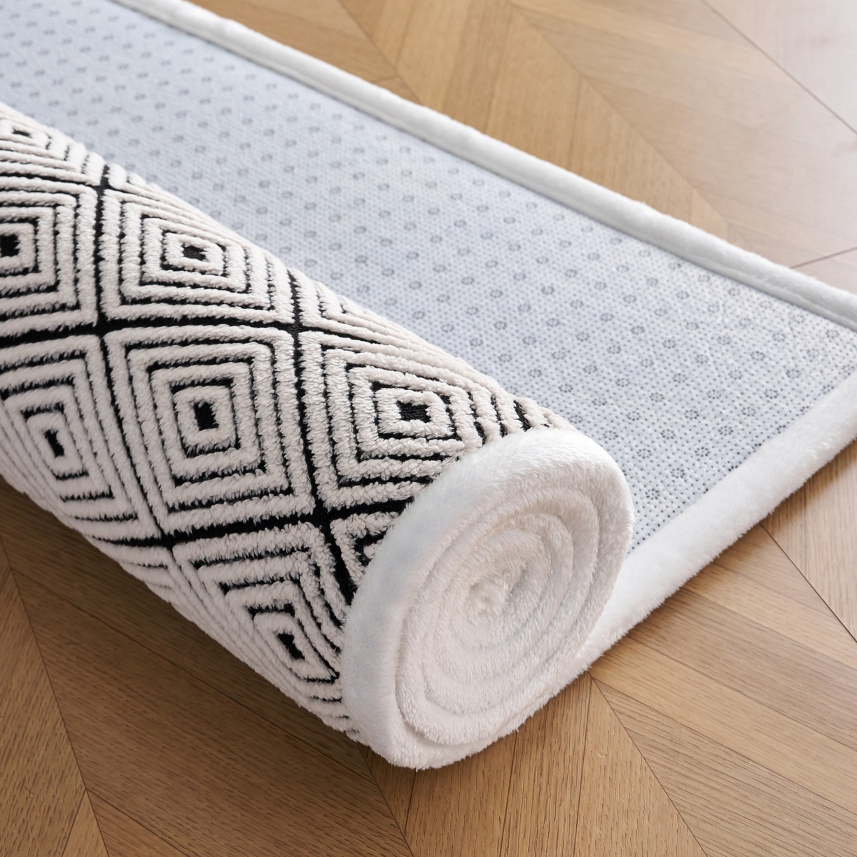 91家纺网 家纺一手货源 找家纺 航途席业 2025新款亲肤舒适地垫 梦回-黑白