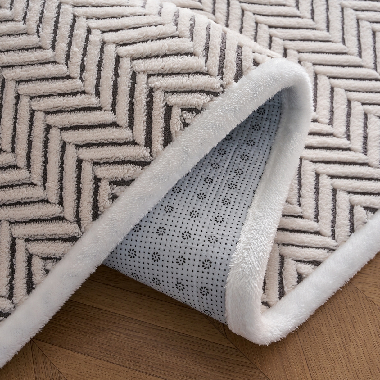 91家纺网 家纺一手货源 找家纺 航途席业 2025新款亲肤舒适地垫 莫妮-黑白