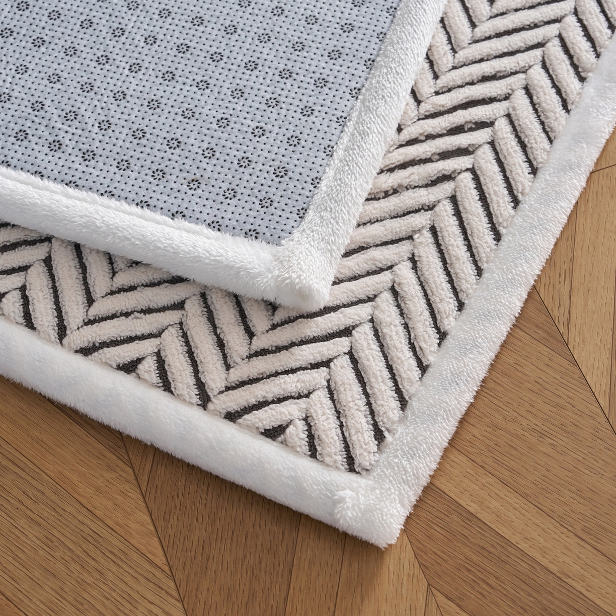 91家纺网 家纺一手货源 找家纺 航途席业 2025新款亲肤舒适地垫 莫妮-黑白