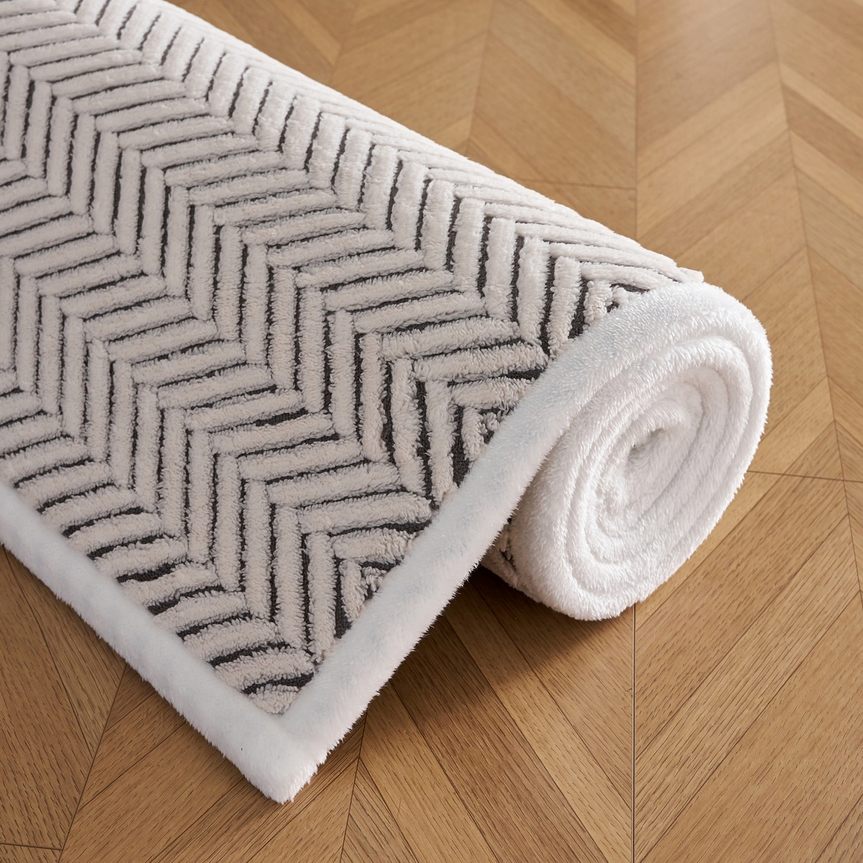 91家纺网 家纺一手货源 找家纺 航途席业 2025新款亲肤舒适地垫 莫妮-黑白