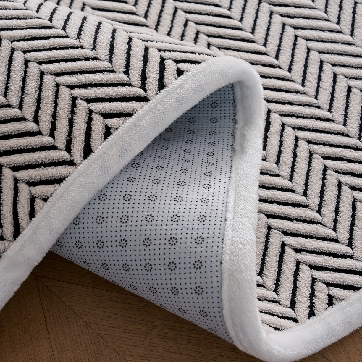 91家纺网 家纺一手货源 找家纺 航途席业 2025新款亲肤舒适地垫 莫尼-黑白