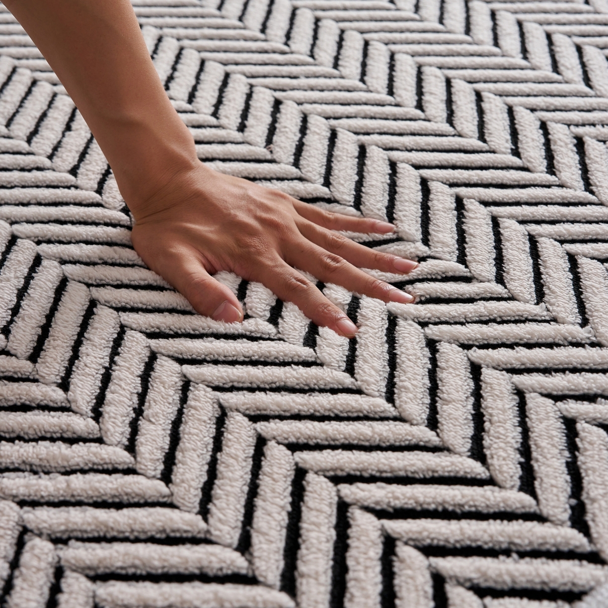 91家纺网 家纺一手货源 找家纺 航途席业 2025新款亲肤舒适地垫 莫尼-黑白