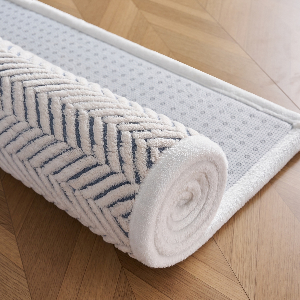 91家纺网 家纺一手货源 找家纺 航途席业 2025新款亲肤舒适地垫 莫尼-远蓝