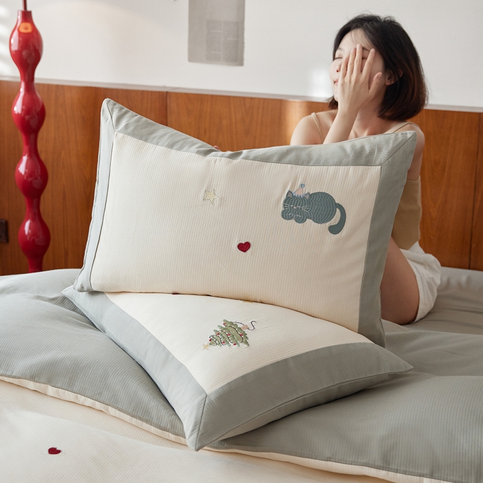 91家纺网 家纺一手货源 找家纺 风向标家纺 2025新款透气软织提花磨毛卡通毛巾绣四件套-风格一 猫咪圣诞树