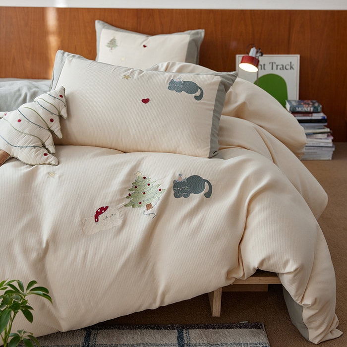 91家纺网 家纺一手货源 找家纺 风向标家纺 2025新款透气软织提花磨毛卡通毛巾绣四件套-风格一 猫咪圣诞树