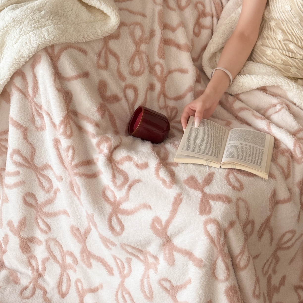 91家纺网 家纺一手货源 找家纺 云栖家居 2025双层加厚单双人毛毯午休毯立体提花羊羔绒盖毯 蝴蝶结