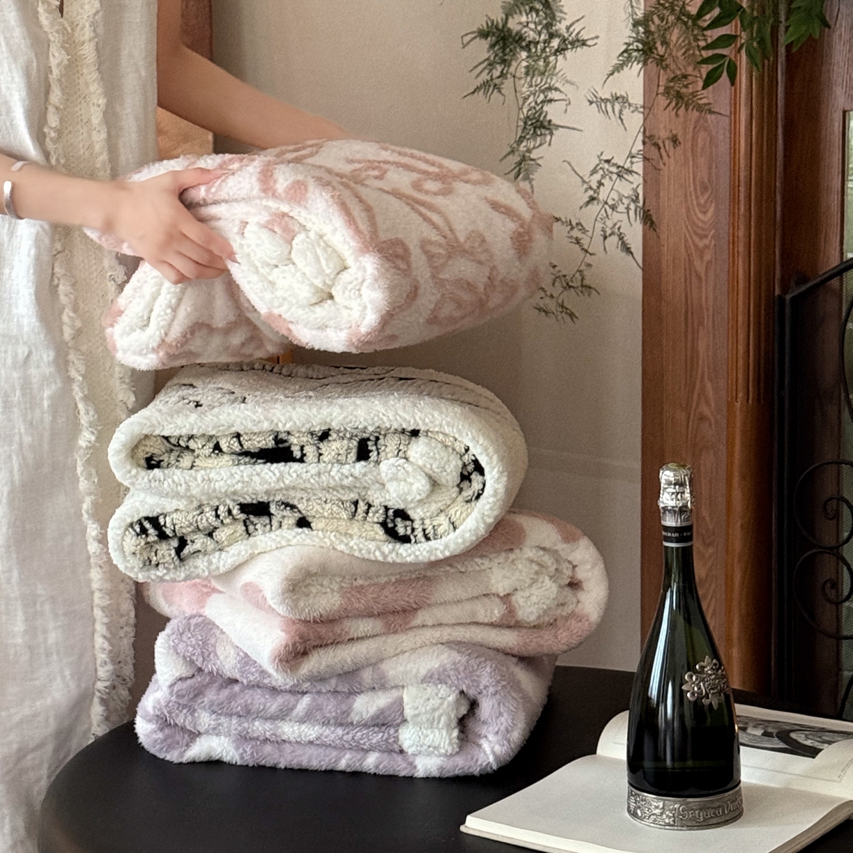 91家纺网 家纺一手货源 找家纺 云栖家居 2025双层加厚单双人毛毯午休毯立体提花羊羔绒盖毯 组合图仅供展示不可下单