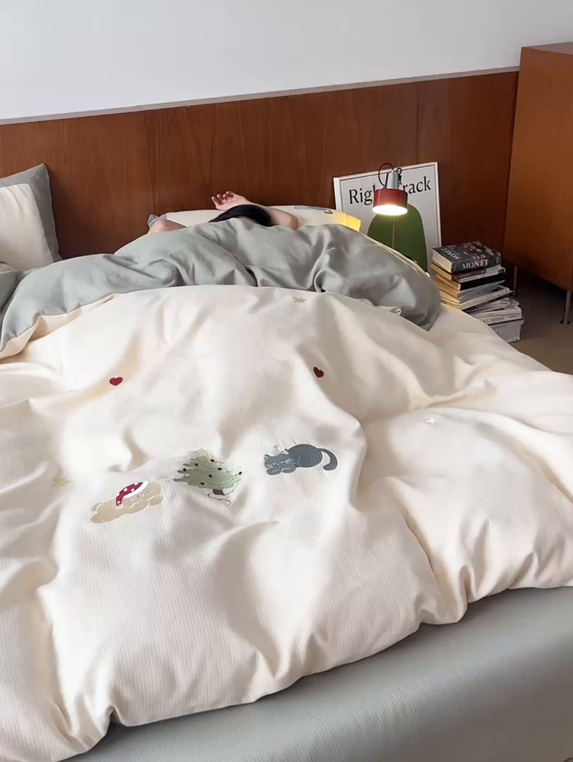 91家纺网 家纺一手货源 找家纺 风向标家纺 2025新款透气软织提花磨毛卡通毛巾绣四件套-风格一 猫咪圣诞树