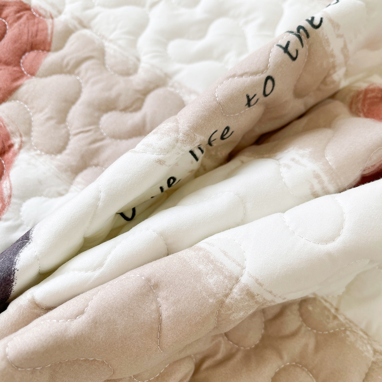 91家纺网 家纺一手货源 找家纺 笠裙 2025新款爆款A类水洗棉印花床盖四件套 床盖-宠爱