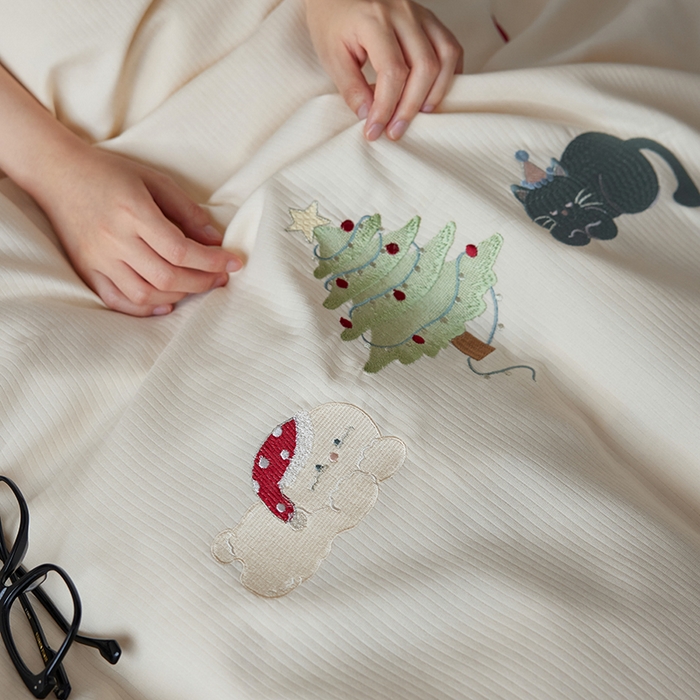 91家纺网 家纺一手货源 找家纺 风向标家纺 2025新款透气软织提花磨毛卡通毛巾绣四件套-风格一 猫咪圣诞树