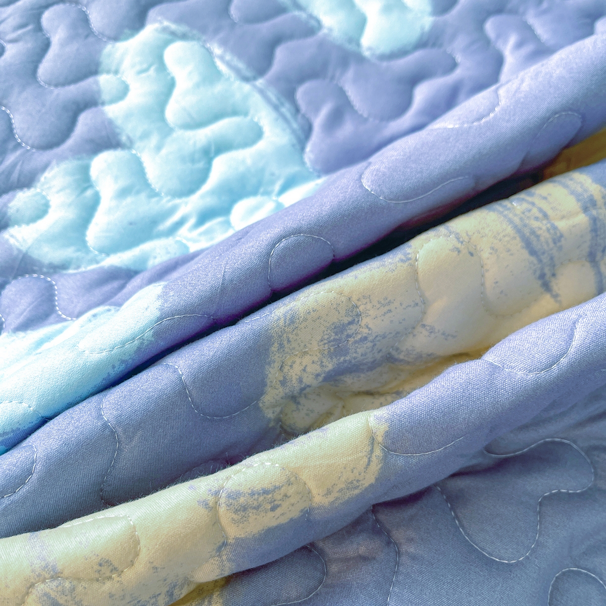 91家纺网 家纺一手货源 找家纺 笠裙 2025新款爆款A类水洗棉印花床盖四件套 床盖-心定律