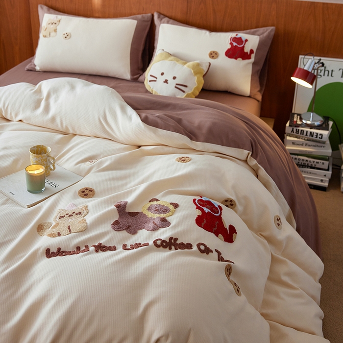 91家纺网 家纺一手货源 找家纺 风向标家纺 2025新款透气软织提花磨毛卡通毛巾绣四件套-风格一 曲奇猫