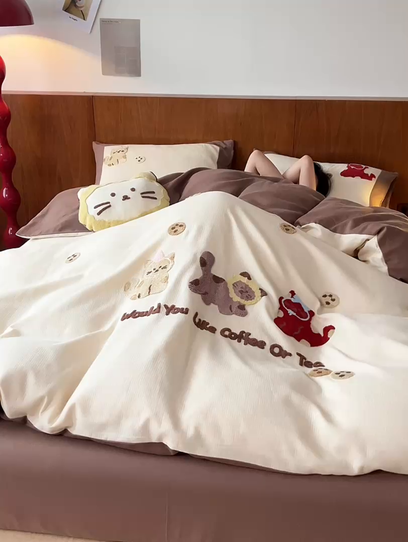 91家纺网 家纺一手货源 找家纺 风向标家纺 2025新款透气软织提花磨毛卡通毛巾绣四件套-风格一 曲奇猫