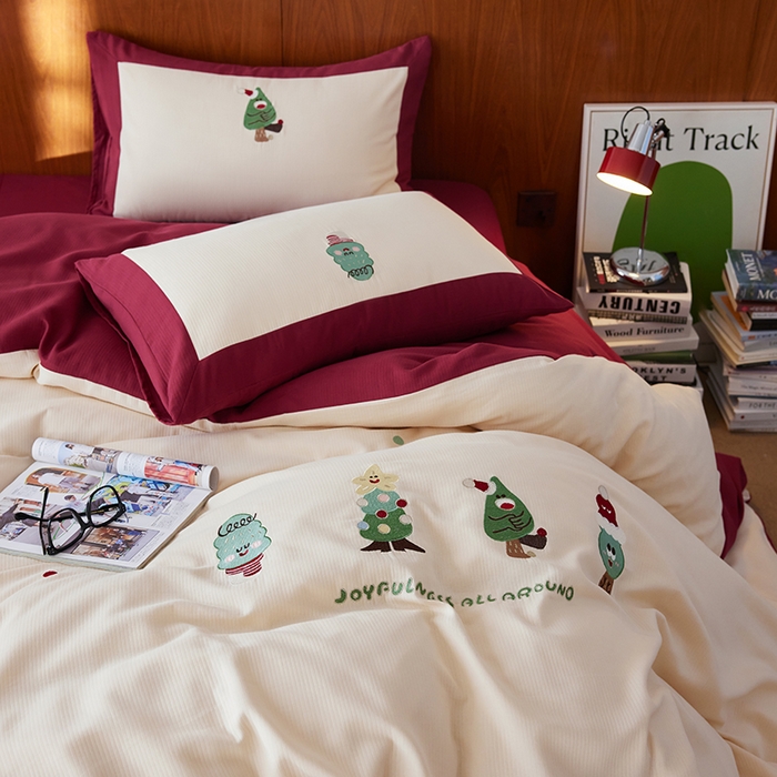 91家纺网 家纺一手货源 找家纺 风向标家纺 2025新款透气软织提花磨毛卡通毛巾绣四件套-风格一 圣诞小怪兽