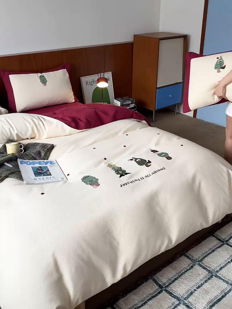 91家纺网 家纺一手货源 找家纺 风向标家纺 2025新款透气软织提花磨毛卡通毛巾绣四件套-风格一 圣诞小怪兽