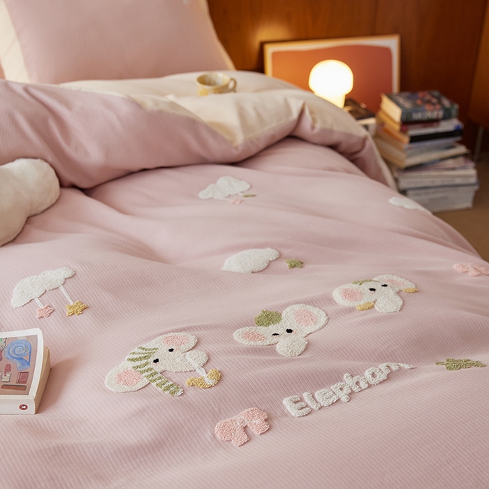 91家纺网 家纺一手货源 找家纺 风向标家纺 2025新款透气软织提花磨毛卡通毛巾绣四件套-风格一 云朵小象