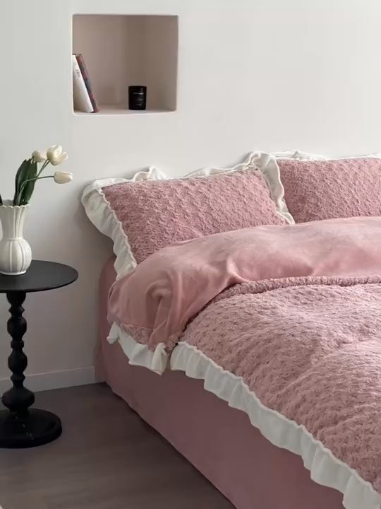 91家纺网 家纺一手货源 找家纺 （总）尺素 2025新款复古玫瑰兔毛牛奶绒花边款四件套