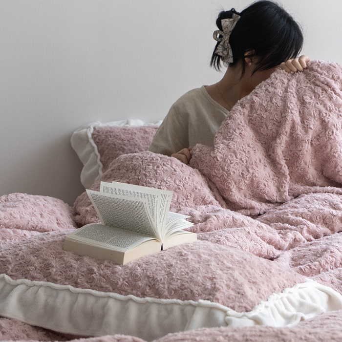 91家纺网 家纺一手货源 找家纺 （总）尺素 2025新款复古玫瑰兔毛牛奶绒花边款四件套