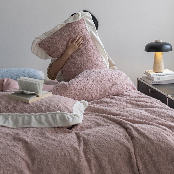 91家纺网 家纺一手货源 找家纺 （总）尺素 2025新款复古玫瑰兔毛牛奶绒花边款四件套