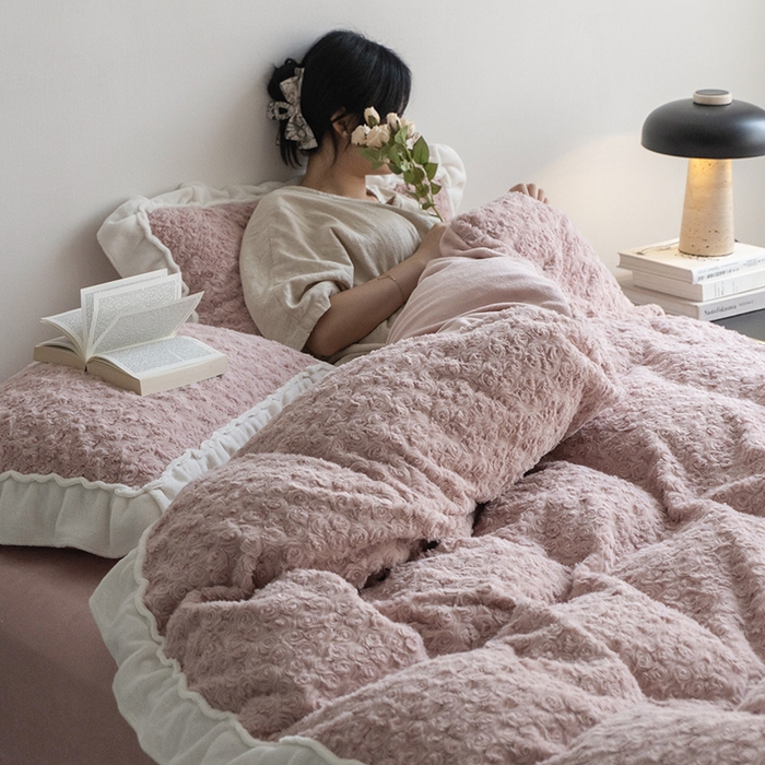 91家纺网 家纺一手货源 找家纺 （总）尺素 2025新款复古玫瑰兔毛牛奶绒花边款四件套