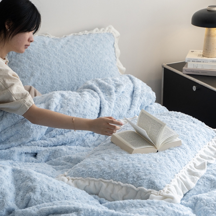 91家纺网 家纺一手货源 找家纺 尺素 2025新款复古玫瑰兔毛牛奶绒花边款四件套 玫瑰花边 柔蓝