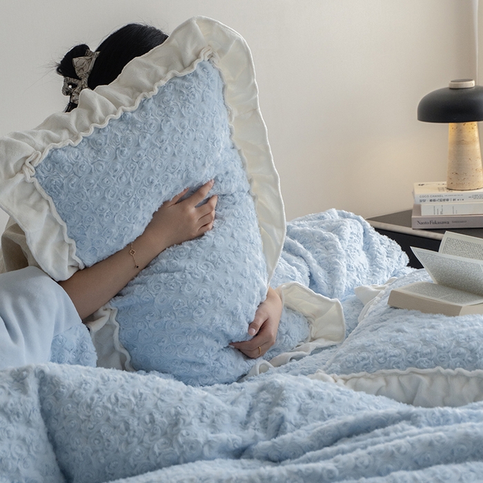 91家纺网 家纺一手货源 找家纺 尺素 2025新款复古玫瑰兔毛牛奶绒花边款四件套 玫瑰花边 柔蓝