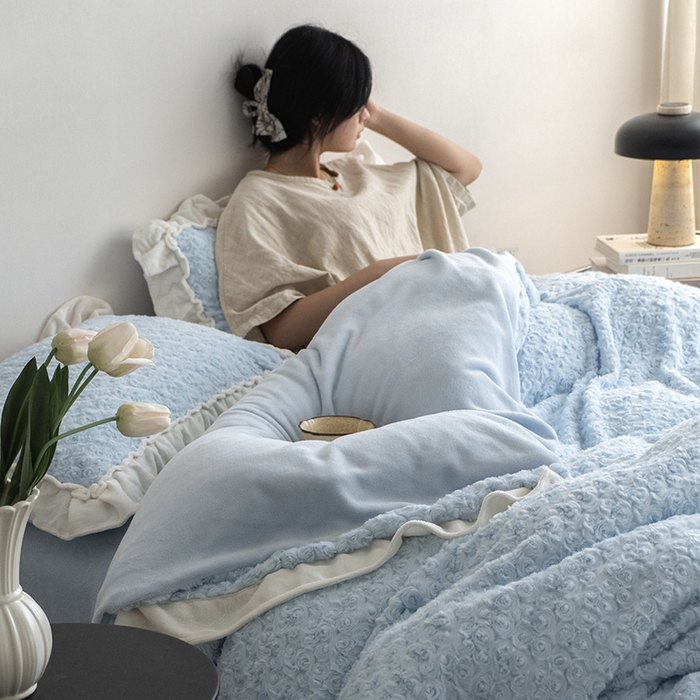 91家纺网 家纺一手货源 找家纺 尺素 2025新款复古玫瑰兔毛牛奶绒花边款四件套 玫瑰花边 柔蓝