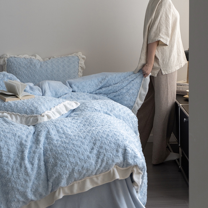 91家纺网 家纺一手货源 找家纺 尺素 2025新款复古玫瑰兔毛牛奶绒花边款四件套 玫瑰花边 柔蓝