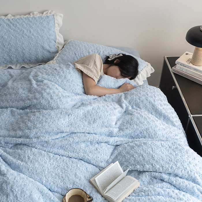 91家纺网 家纺一手货源 找家纺 尺素 2025新款复古玫瑰兔毛牛奶绒花边款四件套 玫瑰花边 柔蓝