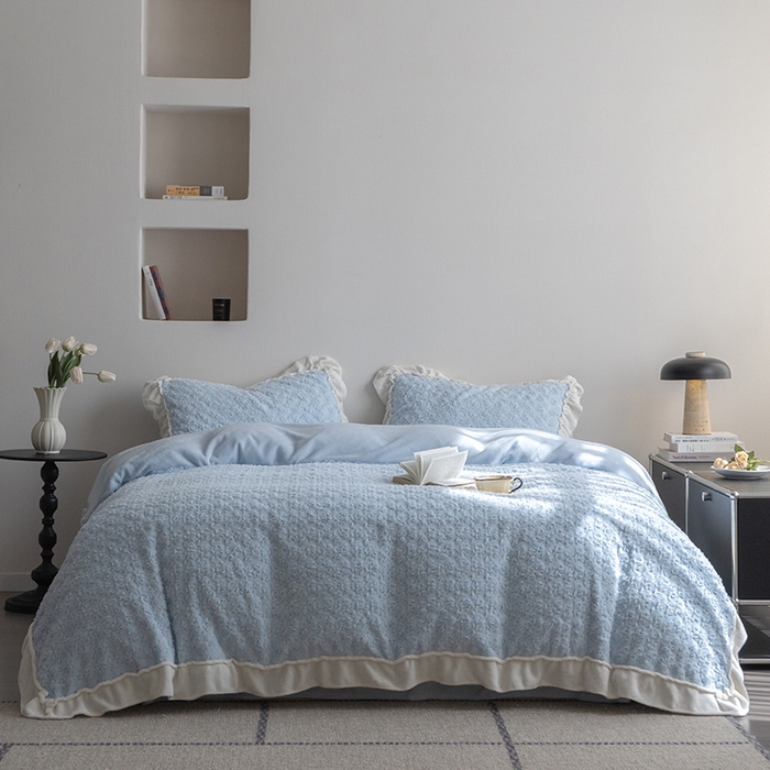 91家纺网 家纺一手货源 找家纺 尺素 2025新款复古玫瑰兔毛牛奶绒花边款四件套 玫瑰花边 柔蓝