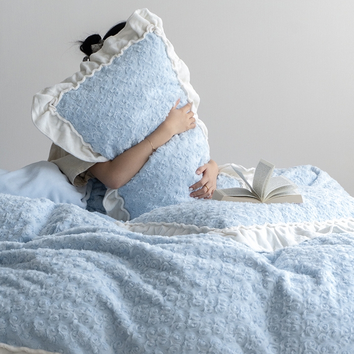 91家纺网 家纺一手货源 找家纺 尺素 2025新款复古玫瑰兔毛牛奶绒花边款四件套 玫瑰花边 柔蓝