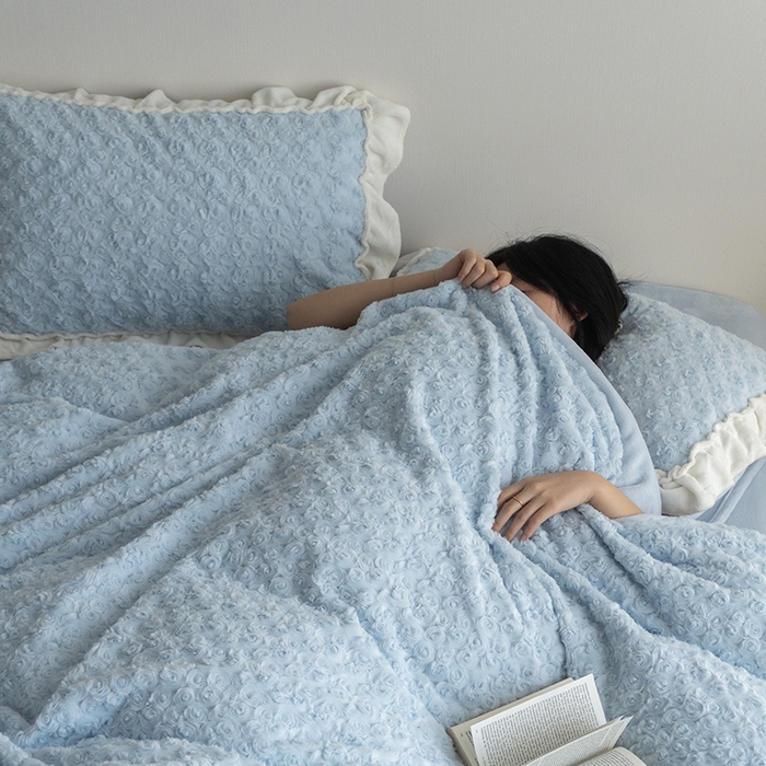 91家纺网 家纺一手货源 找家纺 尺素 2025新款复古玫瑰兔毛牛奶绒花边款四件套 玫瑰花边 柔蓝