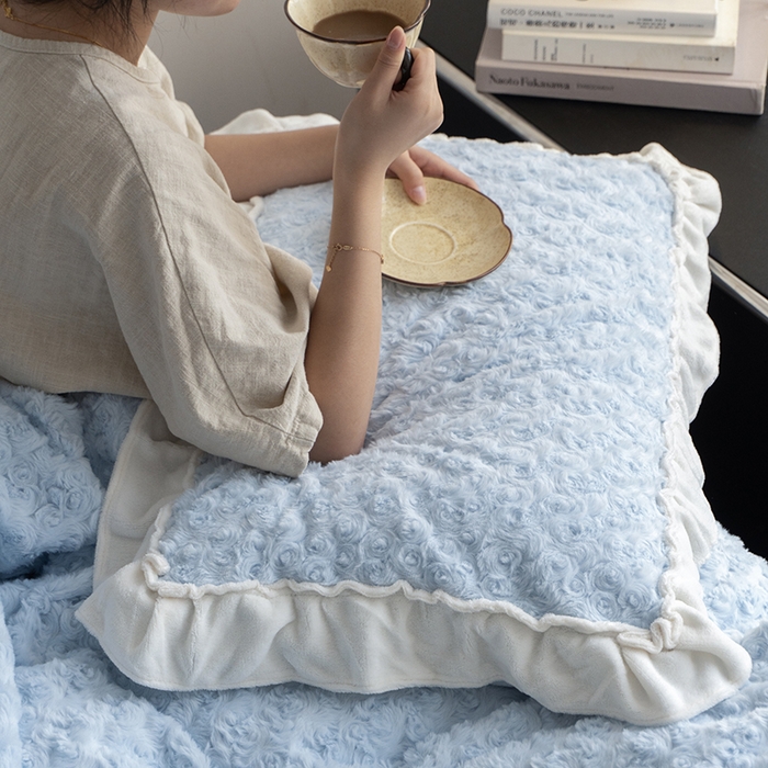 91家纺网 家纺一手货源 找家纺 尺素 2025新款复古玫瑰兔毛牛奶绒花边款四件套 玫瑰花边 柔蓝