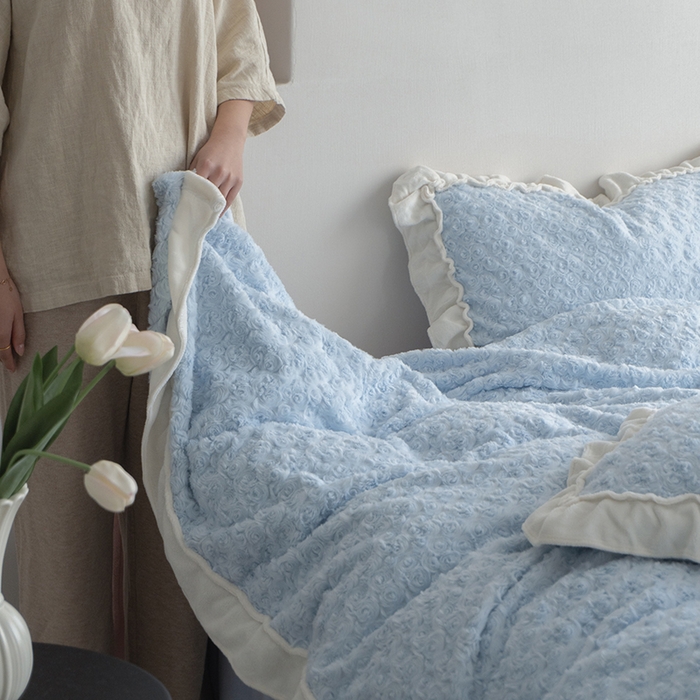 91家纺网 家纺一手货源 找家纺 尺素 2025新款复古玫瑰兔毛牛奶绒花边款四件套 玫瑰花边 柔蓝